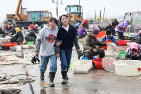 双胞胎姐妹直播带货，叫响琅琊海鲜美名图片