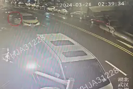 多名“拉车门”盗窃嫌疑人落网，民警提醒驾驶员锁好车辆门窗图片