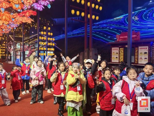 探秘彩灯大世界 自贡“小记者”解锁光影盛宴