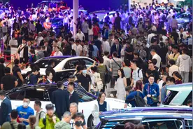 五一假期上海车展开启“人从众”模式，观展购车热潮涌动图片