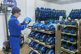 广东各蓝天救援队严阵以待应对台风“摩羯”图片