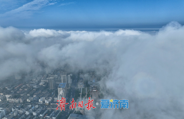 秋日泉城现平流雾景观，云雾缭绕美如画