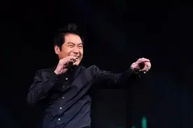 曾因一首《三百六十五里路》红遍大江南北，近日突发疾病，文章道歉图片