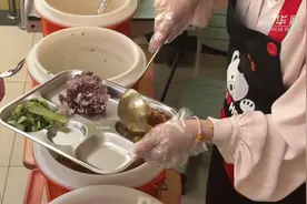 满“新”欢喜迎开学｜北京中小学告别盒饭 “桶装餐”进班级图片