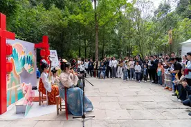 科技风点亮“中国红”，剑门关国庆迎来游客热潮图片