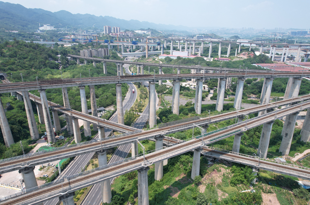 铁路桥惊现第五层！网友：魔幻城市名不虚传！