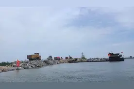 排险救援、处置险情 洞庭湖决口封堵后子弟兵仍坚守一线图片