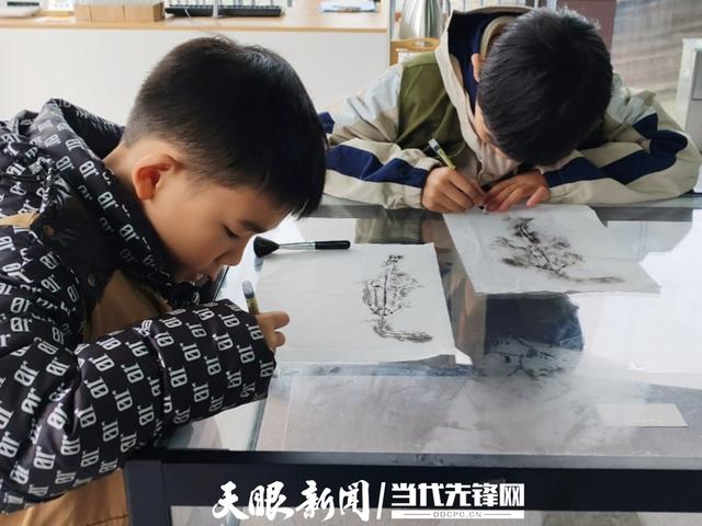 距贵阳市中心1小时车程 体验贵州“恐龙小镇”