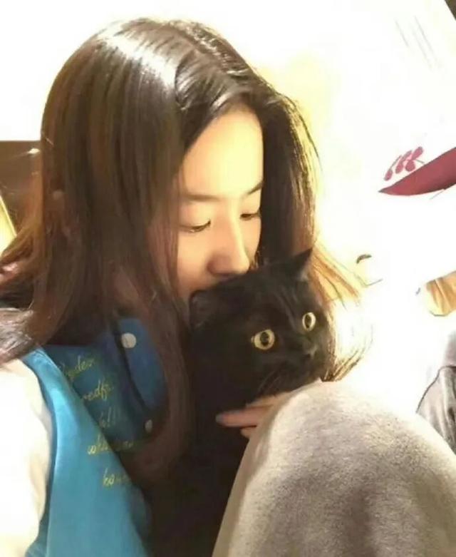 刘亦菲晒与新狗狗合照