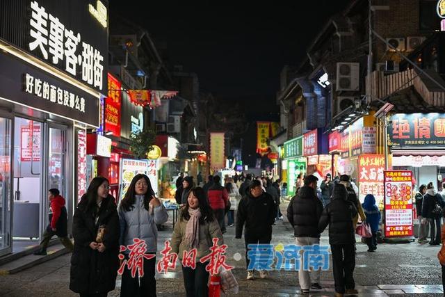 一年四季 泉在济南丨寒假“撞上”春节 济南宽厚里入夜更“火热”