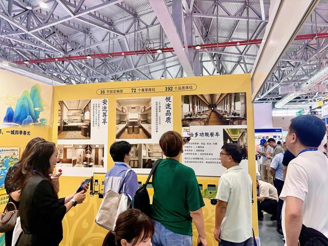 ​“彩云之南·昆明号”跨国旅游列车亮相三亚国际旅服大会