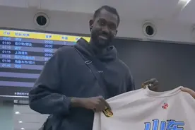 新援到队！山东男篮大外援克里斯托夫·库马杰抵达济南图片