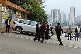 衡阳县蒸阳学校：巡特警进校园开展反恐防爆应急演练活动图片