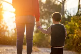 90后爸妈“反向育儿”专治各种不服，专家：不能太任性图片