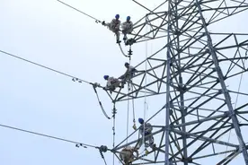 正午，铁塔上的“烤”验图片