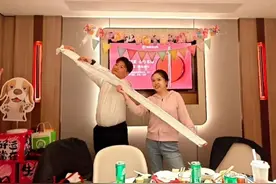 新人在海底捞办140人婚宴，花费2.25万元，账单长达两米！现场还表演了舞狮图片