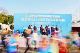 一场半程马拉松2/3的选手跑进1小时45分，2024浙江马拉松精英赛慈溪开跑图片