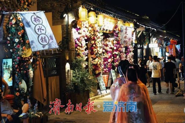 一年四季 泉在济南丨流光溢彩引客来，后宰门街成游客打卡“夜地标”