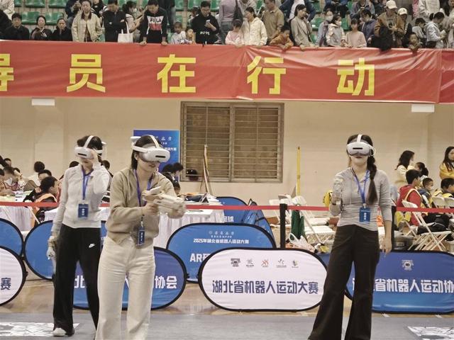 湖北省机器人运动大赛开幕 萌娃操控机械战甲“梅西附体”