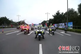 吴忠交警护航2024宁夏黄河金岸（吴忠）马拉松赛图片