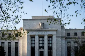 美联储暗示放慢降息节奏、明年仅降息2次，美股三大股指大跌图片