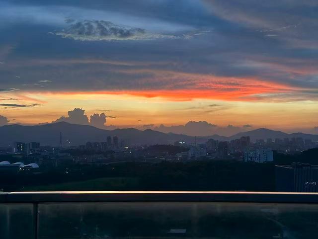 最美松湖｜天空发福利啦！松山湖今日份“浪漫”请收好→