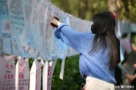周末年轻人都上山了！千佛山相亲会现场美女如云图片