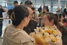 四川女子4岁走失17年后回家，父亲路边竖起巨幅广告牌昭告乡里图片