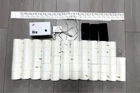 2万余张将贴于车辆后视镜的小卡片，全部缴获！民警提醒：网络交友是幌子，小心被骗图片