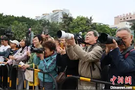 中外民众齐聚广西鱼峰山唱山歌图片