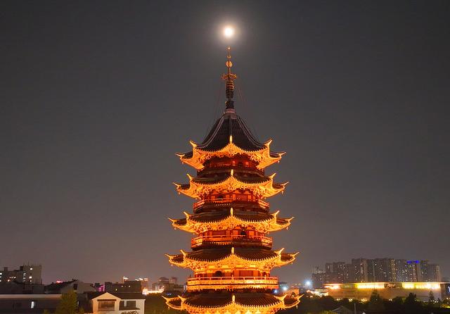 穿越古今共赴团圆！“超级月亮”和古建浪漫同框