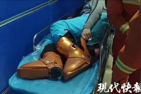 男子滑雪时摔倒，结果脚被滑雪鞋“咬”住了图片