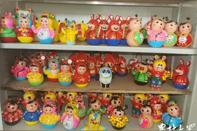 跟着市场喜好捏泥人，她将传统泥塑拓出新销路图片