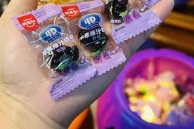 给宝贝最好的万圣节礼物【南瓜灯糖果礼盒】24.9元！添加20%纯正浓缩果汁，一口爆浆！自带发光蜡烛！图片