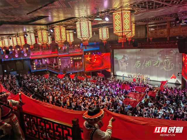国庆游张家界｜魅力湘西：2000名游客快闪联唱迎国庆中秋双节