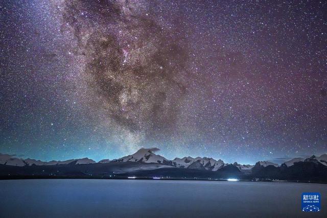 西藏日喀则：在佩枯错邂逅银河与流星