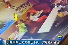 女孩手脚都被电肿！真的别再这样玩手机了！图片