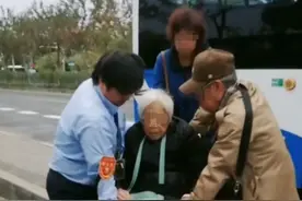 事发上海街头！他抱起瘫痪老人上下公交车，几个“小动作”暴露细节，有人竖起大拇指图片