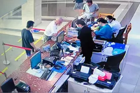 “扫我的！”替老人垫付急诊费的陌生小伙找到了图片