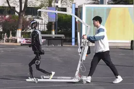 视频｜机器人竟然也穿运动鞋跑马拉松，是为了护膝？图片