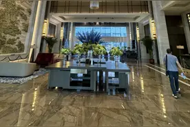 200块一晚的县城豪华酒店，周末挤满了打工人图片