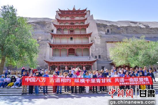 中国八方文化旅游联合体首趟青甘旅游大型专列抵敦煌
