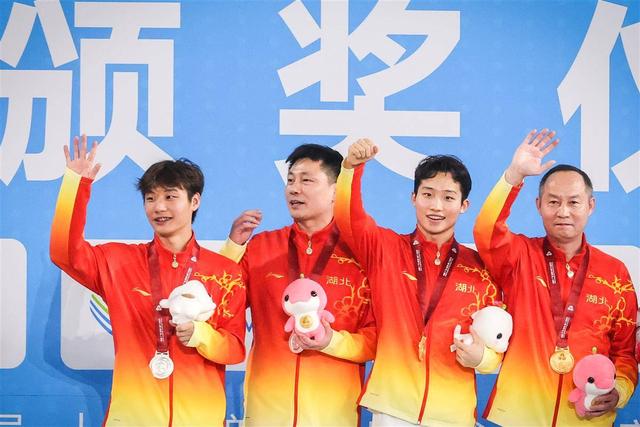 十五运跳水：王宗源男子三米板锁定鄂军开幕后首金 赛后被全红婵借金牌合影