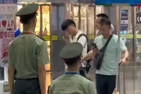 国防科大车站“霸气””接新生，网友：一人一牌就有千军万马的气势图片