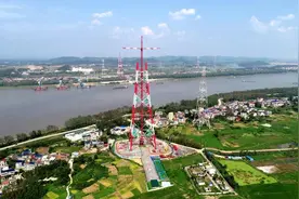 明天下午4点，现场直击：300米高空，看特高压组塔！图片