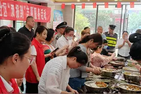 枣庄市侨联开展“侨迎端午、粽情粽义”社区“双报到”志愿服务图片