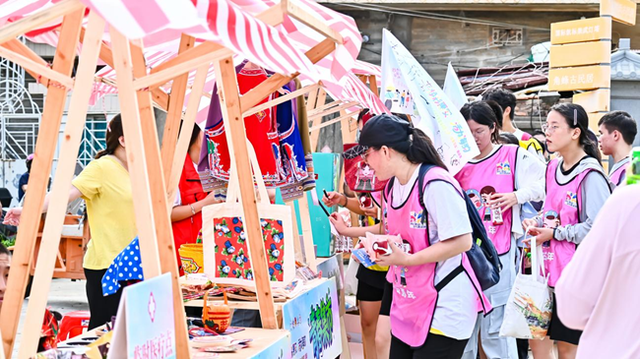 福建惠安：千名青年掀燃“青春风暴” 古城徒步穿越惠女风情