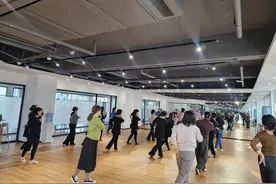 日照银行济南分行营业部开设形体舞蹈课程，丰富“银发”新市民群体精神文化生活图片