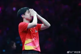 王楚钦说过去这个星期非常难熬，赛后手势是做给家人的图片