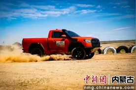 二连浩特汽车锦标赛擎动“中国旅游日”北疆狂欢图片